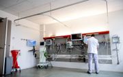 Een medewerker treft voorbereidingen in een extra intensivecarekamer in het Tergooi ziekenhuis in Hilversum.  beeld ANP, Sem van der Wal