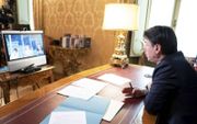 De Italiaanse premier Giueseppe Conte overlegt via een videoverbinding met Brussel. beeld EPA, Filippo Attili