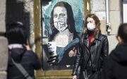 In Barcelona is de Mona Lisa zonder mysterieuze glimlach, maar met telefoon in haar hand te bewonderen. Kunstenaar Salvatore Benintende maakt de muurschildering met de titel ”Mobile World Virus” een week nadat het World Mobile Congres in de Catalaanse sta