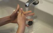 Niet iedereen wast handen na wc-bezoek. beeld Lex Rietman