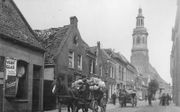 Bepakt en bezakt kwamen de geëvacueerde Nijkerkers op 16 mei 1940 weer terug in hun beschadigde stad. beeld Gemeentearchief Nijkerk