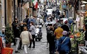 Afstand houden is in Zuid-Italië nog geen regel. De winkelstraten in Napels zagen er woensdag druk uit, ondanks het feit dat veel winkels dicht zijn. beeld EPA, Ciro Fusco