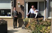 Burgemeester Van Hemmen bezocht maandag echtpaar Van Roon in ’s-Gravendeel dat 65 jaar getrouwd was. beeld gemeente Hoeksche Waard