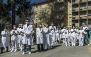 Medewerkers applaudisseerden donderdag bij een ziekenhuis in Italië. Ze bedankten iedereen voor de inzet tegen het virus. beeld AFP, Piero Cruciatti