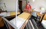 Een kamer in hotel Van der Valk in het Limburgse Roermond wordt gereedgemaakt voor lichte zorgverlening aan patiënten. beeld ANP-Hollandse Hoogte, John Peters