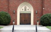 „Gesloten deuren op de paaszondag zijn vooral veelbetekenend omdat juist het paasevangelie laat zien dat dichte deuren voor Jezus niet bestaan.” beeld iStock