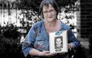 Ina Haverhals met een portret van haar zoon Arno. beeld RD, Henk Visscher