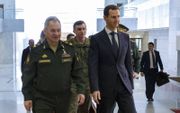 De Syrische president Assad (r.) en de Russische minister van Defensie Shoigu tijdens een ontmoeting in Damascus. beeld EPA, Vladim Savitsky