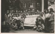 Een van de nieuwe jeugdbewegingen die na de oorlog ontstond was de orthodox-zionistische Bne Akiwa. Foto van een zomerkamp in de periode 1946-1948.  Collectie Joods Historisch Museum Amsterdam
