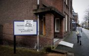 Een bord voor de deur van de abortuskliniek in Utrecht waarschuwt voor „agressieve antiabortusdemonstranten.” beeld ANP, Robin van Lonkhuijsen