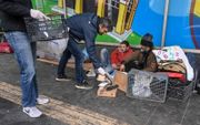 Vrijwilligers brengen eten bij daklozen in de Griekse hoofdstad Athene. beeld AFP, Louisa Gouliamaki