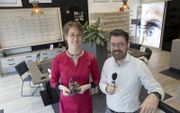 Ellie Hovestadt en Ronald Kilian in hun optiekwinkel in Gorinchem. Nu er een stuk minder klanten hun zaak binnenlopen, probeert het duo hun zichtbaarheid online te vergroten. beeld Anton Dommerholt