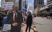 Amerikanen protesteren in San Diego tegen beperkende maatregelen van de overheid. beeld AFP, Ariana Drehsler