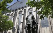 Het standbeeld van Bach voor de kerk in Leipzig. beeld RD, Henk Visscher