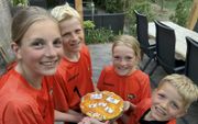 Familie Okker uit Ooltgensplaat viert Woningsdag met een zelfgebakken sinaasappelcheesecake. beeld familie Okker