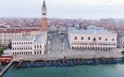 Normaal is het in Venetië een komen en gaan van gondeliers die toeristen door de kanalen van de stad navigeren. EPA, Fabio Muzzi