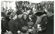 13 maart 1945. Koningin Wilhelmina praat in de geteisterde Zeeuws-Vlaamse gemeente Breskens met nabestaanden van de bij de strijd in de Scheldemond omgekomen burgers. beeld Beeldbank WO2