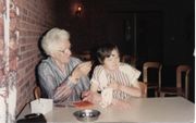 Oma op bezoek bij Annie in Groot-Schuylenburg, begin jaren tachtig.  beeld familie Kok