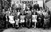 Leraren en leerlingen van het Joods Lyceum in Leeuwarden, juli 1942.  beeld H. Beem, Joden van Leeuwarden