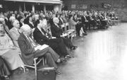 De vrienden van Kohlbrugge bijeen voor hun jaarlijkse treffen. Op de voorste rij v.l.n.r.: dr. W. Aalders, ds. H. Klink, mevr. van Heijst en ds. van Heijst (april 1997). beeld RD