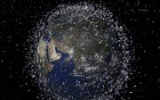 Artist’s impression van het ruimtepuin in een lage baan om de aarde. beeld ESA