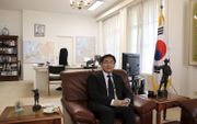 Ambassadeur Yeondoo Jeong van Zuid-Korea: Wij hebben na de MERS-uitbraak van 2015 al wetgeving doorgevoerd om de huidige opspoormethoden wettelijk in te kaderen. beeld ambassade Zuid-Korea