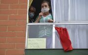 Wanhopige gezinnen in Colombia hangen rode lappen uit hun ramen om aan te geven dat ze hongerlijden. beeld AFP, Raul Arboleda