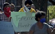 „Huidhonger is niet fijn, maar je kunt ermee leren leven. Honger is verschrikkelijk en kost je je leven.” Foto: tijdens een protest in Honduras laat een man weten: „Wij hebben honger.” beeld AFP, Orlando Sierra