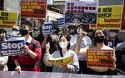 Zuid-Koreaanse studenten betoogden woensdag voor de Chinese ambassade in Seoul tegen de Chinese wet die de vrijheid in Hongkong aan banden legt. Vooral de vaak jonge pro-democratische betogers in Hongkong worden door de wet getroffen.  beeld EPA, Jeon Heo