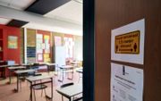 Tafels uit elkaar, aanwijzingen om afstand te houden op de lokaaldeur: midelbare scholen bereiden zich voor op de herstart van het voortgezet onderwijs. beeld ANP, Phil Nijhuis