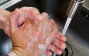 Uit wetenschappelijk onderzoek blijkt dat handen wassen het reproductiegetal (R0) van luchtweginfecties met wel driekwart kan verlagen, schrijft Yates. beeld ANP