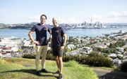 De Nederlanders Marcel Roos (l.) en Ronald Gardebroek runnen in de Nieuw-Zeelandse stad Auckland een bemiddelingsbureau voor internationale stages. beeld Marius Bremmer