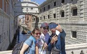 Toeristen in Venetië. beeld EPA, Andrea Merola