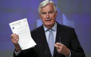 Michel Barnier, brexitonderhandelaar namens de EU, hield vrijdag de politieke verklaring over de toekomstige relaties omhoog. „Dit document is beschikbaar in alle talen, inclusief het Engels”, zei Barnier cynisch. beeld EPA, Yves Herman