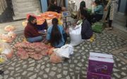 Ook de Pokhara Christian Community (PCC) in de tweede stad in Nepal stak meteen de handen uit de mouwen en gaf voedselhulp. beeld GZB