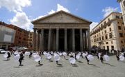 Italiaanse gidsen betoogden deze week voor het wereldberoemde Pantheon in Rome voor meer overheidssteun. Door de lockdown van de afgelopen maanden is veel werkgelegenheid in de sector verloren gegaan. beeld EPA, Riccardo Antimiani