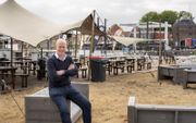 Peter de Ruiter van Skippy-Rent bij de door hem aan de lokale horeca verhuurde tent aan de boulevard in Harderwijk. beeld André Dorst