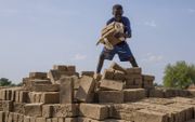 „Meer dan 150 miljoen kinderen moeten werken als kindarbeider.” Foto: kinderarbeid op een steenfabriek in Zuid-Sudan. beeld AFP, Stefanie Glinski