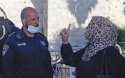 Politie draagt mondkapje in Israël. beeld AFP, Ahmad Gharabli
