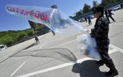 Een gevluchte Noord-Koreaanse activist laat in Zuid-Korea ballonnen met pamfletten op richting zijn geboorteland. beeld AFP, Jung Yeon-Je
