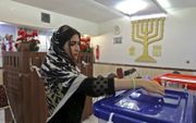 „Met het passeren van de anti-Israëlwet verliezen tienduizenden Iraanse Israëli’s hun laatste connecties met Iran.” Foto: een Joods-Iraanse vrouw brengt in Teheran haar stem uit tijdens de parlementsverkiezingen op 21 februari. beeld AFP, Atta Kenare