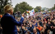 PVV-leider Geert Wilders spreekt boeren toe tijdens een van de protesten in Den Haag. beeld ANP, Remko de Waal
