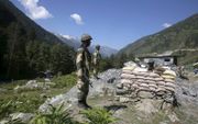 ​Indiase soldaten bewaken een grensweg in het oosten van Ladakh, het gebied waar op 15 juni een bloedig treffen was met Chinese militairen.  beeld EPA, Fraooq Khan.