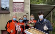 Activist en gemeenteraadslid Patryk Bialas (in blauw) levert broodjes af bij de dokters.  beeld Patryk Bialas