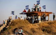 Israëlische kolonisten protesteerden dinsdag bij Halhul, ten noorden van Hebron, tegen de annexatieplannen. Ze zijn bang dat die tot de stichting van een Palestijnse staat leiden. beeld AFP, Menahem Kahana