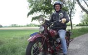 Geert Kooi uit Strijen bij zijn motorfiets, een originele Indian Scout Pony. beeld Conno Bochoven