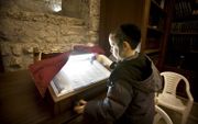 Een joodse jongen bestudeert het Oude Testament. beeld RD, Henk Visscher
