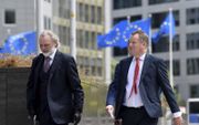 De Britse hoofdonderhandelaar David Frost (r.) en de Britse ambassadeur bij de Europese Unie Tim Barrow (l.) arriveerden maandag in Brussel voor de brexitonderhandelingen. beeld AFP, John Thys