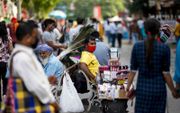 Straatverkopers in New Delhi zijn blij dat de lockdown voorbij is, maar ze riskeren nu wel besmet te worden met het coronavirus. beeld AFP, Jewel Samad