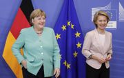 De Duitse bondskanselier Angela Merkel (l.) ontmoette de Europese Commissievoorzitter Ursula von der Leyen (r.) woensdag. beeld AFP, Stephanie Lecocq